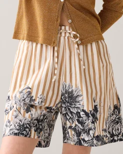 Baggy shorts with floral details