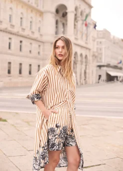 Baggy shorts with floral details