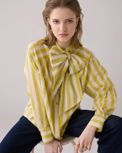 Blouse with bow in contrast