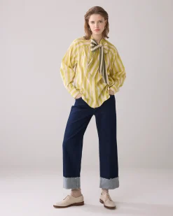 Blouse with bow in contrast
