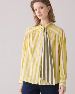 Blouse with bow in contrast