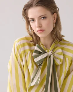 Blouse with bow in contrast