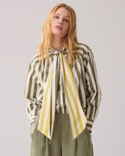 Blouse with bow in contrast