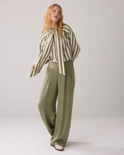 Blouse with bow in contrast