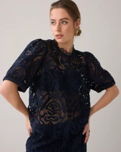 Top in lace fabric