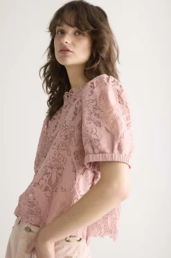 Top in lace fabric