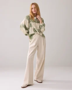 Trousers with pleated waistband