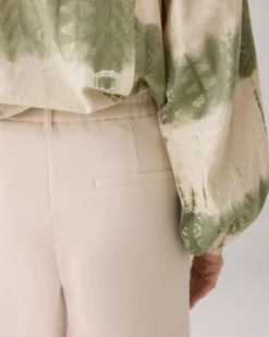 Trousers with pleated waistband