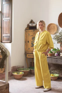 Trousers with pleated waistband